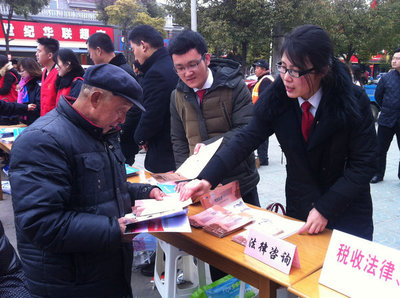 学雷锋树新风，法律咨询暖人心——我院开展学雷锋法律咨询服务活动