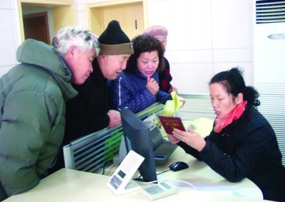 城乡居民养老保险登记首日迎热潮，市内四区两千老人踊跃参保